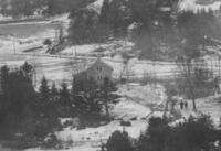 Olava Undliens bolig og butikk ca. 1915. Utsnitt av oversiktsbilde. Fotograf: Ukjent.