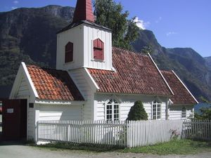 Undredal stavkirke.jpg