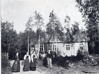 Dette er ungdomshuset Breidablikk etter flytting frå Ånerud og utviding. Biletet kan vere frå festen i 1904. Skanna frå Bendik Taraldlien: Fyresdal 1910 s. 95