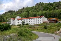 Unicare Fram, tidligere Sjømennenes Helseheims Rehabiliteringssenter, ligger høyt og fritt oppunder Eineåsen. Foto: Leif-Harald Ruud (2023).