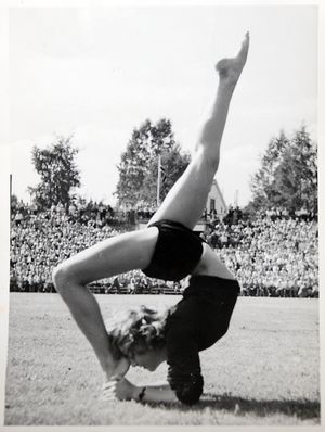 Unni Olsen turning i pausa paa en fotballkamp-.jpg