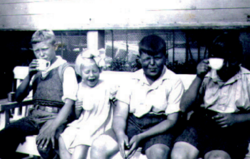 En pust på benken. Fra venstre Tore Foss (Karlsen), Bjørg Steihaug (Karlsen) og brødrene Odd og Leif Nilsen (bodde ved siden av Harald Asmyhr).