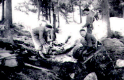 Bygging av demninger i skauen bak huset der Harald Asmyhr bodde.