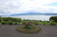 Urtespiral med prydvekster ved Hovelsrud gård, Helgøya.JPG