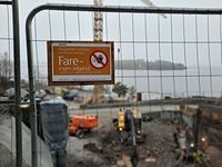 Arbeider med nasjonalt minnested ved Utøyakaia. Foto: Eva Rogneflåten, 2020