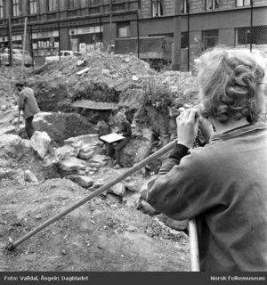 Utgravning i Gamlebyen i Oslo NFDB.26792-071.jpg
