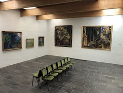 Fra utstillingslokalene på Holmsbu med bilder av Henrik Sørensen. Foto: Erlend Bjørtvedt (2018).