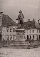 196. Vågsalmenningen, Vågsallmenning, Holbergstatuen, Hordaland - Riksantikvaren-T248 02 0439.jpg