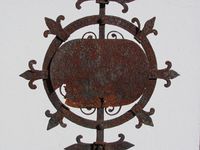 Detalj av det høyre smijernsgravminnet fra 1789 ved Våler kirke i Østfold. Foto: Siri Johannessen (2016).