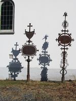 Smijernsgravminner ved Våler kirke i Østfold, det høyre fra 1789, det venstre uleselig. Foto: Siri Johannessen (2016).