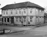 Vålerenggata 24, med Vålerenga politistasjon. Foto: Oslo Museum (ca 1950).