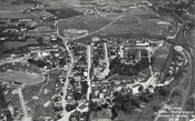 Vålerengen og Etterstadslottet luftfoto 1930. Gjøvikbanen i bue fra høyre billedkant.