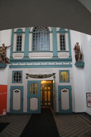 Vår Frue kirke Trondheim våpenhus 01.JPG