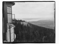 Utsikt fra balkongen. Foto: Marthinius Skøien/Nasjonalbiblioteket (1900-1910).