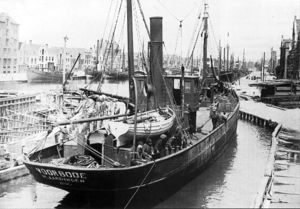 VL 103 Voorbode ved kai i Vlaardingen.jpg