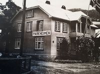 Bygningen fekk namnet Parkheimen etter at det var Breiviks hotell. Ukjent fotograf og årstal.