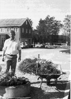 15. Vaktmesteren utenfor varehuset.jpg