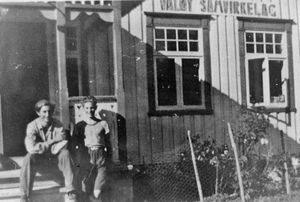 Valøy Samvirkelag ca 1945.JPG