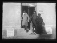 Velgere på vei inn og ut av valglokale