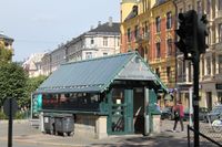 Over nedgangen til den nedlagte stasjonen står en tidligere Narvesenkiosk, nå gatekjøkken. Foto: Chris Nyborg (2013)