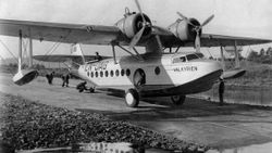 Amfibieflyet «Valkyrien» på Gressholmen i Oslofjorden 1936. Flyet ble brukt i ruten til Stockholm, og landet der på den ordinære flyplassen Bromma.