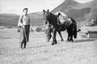 Karl Sverdrup Lund med kløvhest, truleg på Lund i 1948.