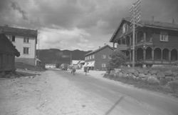 Bergtun Turistheim (t.h.) i Valle i Setesdal. Foto: Nasjonalbiblioteket (1948).