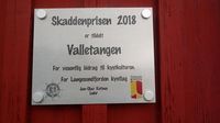 Plakett fra kystlaget på brygga i Valletangen. Foto: Pål Giørtz (2021).