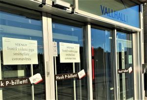 Vallhall Arena inngangsparti mars 2020 koronaplakater.jpg