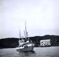 Her ligg «Varnes», T-632-T, på Hamnebukta, Rebbenesøy.