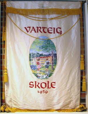 Varteig skoles fane (1959) 02.JPG