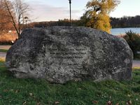 «Minnesstenen Norges tack» på Djurgården i Stockholm kommer fra Vassfaret, der motstandsbevegelsen hadde en viktig base under krigen. Foto: Trond Nygård (2019).
