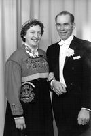 Lilly og Sjur Vatnedalen då dei gifte seg i 1965. Brura har Aust-Telemarksbunad, brudgomen er i kjole og kvitt. Bilete frå samlinga til Tore K. Mosdøl.