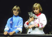 Nina Jeiskeli (med katt) og systera Siv Kristin. Biletet er teke i 1977 av Gerd Fosse Hovden.