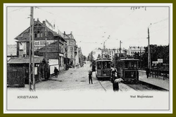 Ved Majorstuen stasjon, sett mot byen. Majorstuen hadde overgang mellom Holmenkollbanen og bytrikken. Foto: Postkort