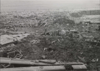 Bildet viser tyskernes kjempestore vedlager, der et jernbanespor trer tydelig fram i rotet.