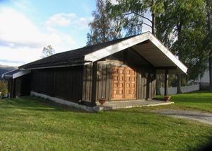 Veggli kirke bårehus 2014.JPG