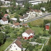 Veltomt, Strømsveien 48. Olaussenhjørnet, Stasjonsveien og Strømmen Stål lenger bak.