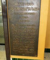 Plakett inne i kraftverket med navnene til de som sto bak utbyggingen. Foto: Stig Rune Pedersen (2021)