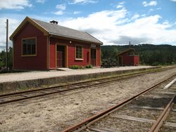 Stasjonsbygningen og bibygning i 2014. Foto: Siri Johannessen