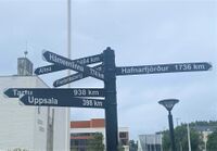 Skilt utenfor rådhuset med angivelse av retning og distanse til Bærums vennskapsbyer. Foto: Stig Rune Pedersen (2023)