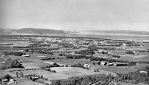 Verdal og Verdalsøra med Ytterøy i bakgrunnen.jpg
