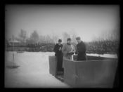 Kong Haakon VII under VM på skøyter. Foto: Narve Skarpmoen (1922).