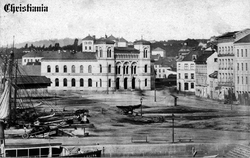 Vestbanen ca 1880. Vi ser at både bebyggelsen og havnepirene her lå tettere innpå stasjon enn senere. Postkort.