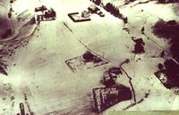 Vestbyjordet sett fra fly mot syd i 1933, Vestby Nordre nærmest. Statsråd Ihlens vei under bygging som nødsarbeid i venstre bildekant.