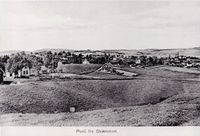 Vestbyjordet sett fra Smedbraaten Øvre, gnr 79 bnr 16, i dag Niels Høeghs vei 37. Fra venstre Vestby Søndre bnr 5, Vestby Mellom bnr 13, privathus for Barkald bnr 27, Vestby Nordre bnr 3. Gammelt postkort.