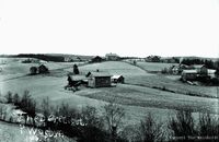 Vestbygårdene sett fra sagmesterboligen Taarnet 1906. Forrest i bildet ligger Smedstuen, bnr 11, med adresse Statsråd Ihlens vei 82 i dag. Videre mot høyre og rundt: Vestby Nedre, bnr. 12, Vestby Mellom bnr 13, Vestby Nordre bnr 3, Vestby Øvre bnr 14, Vestby Søndre bnr 5, Smedbraaten Øvre bnr 16 (i dag bnr 50) og foran denne ligger bnr 36, i dag Statsråd Ihlens vei 79. Foto: Peder Westbye.