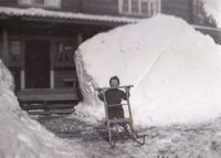 Smågutt skyver spark, snart vår?