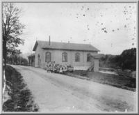 Bedehuset i Fossgata ble bygd i 1864 og innviet som kapell i 1902. Dette bildet er tatt omkring 1900.