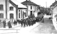 Demonstrasjonstoget passerer trevarefabrikken 1. mai 1917.